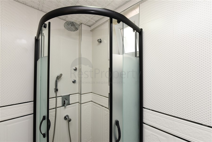 Трехкомнатная квартира с отдельной кухней и видом на город и горы