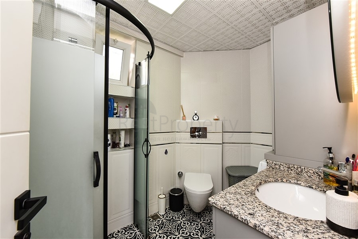 Трехкомнатная квартира с отдельной кухней и видом на город и горы