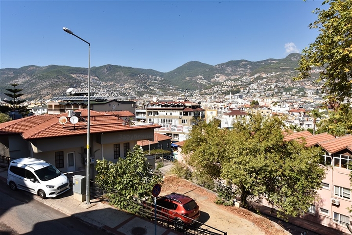 Трехкомнатная квартира с отдельной кухней и видом на город и горы