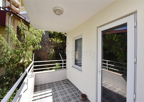 Трехкомнатная квартира с отдельной кухней и видом на город и горы