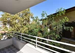 Трехкомнатная квартира с отдельной кухней и видом на город и горы