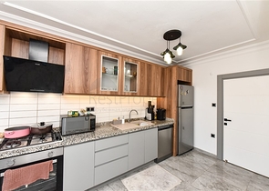 Трехкомнатная квартира с отдельной кухней и видом на город и горы