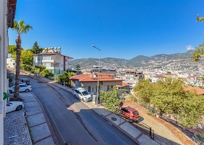 Трехкомнатная квартира с отдельной кухней и видом на город и горы