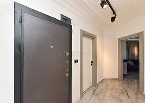 Трехкомнатная квартира с отдельной кухней и видом на город и горы