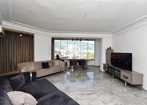 Трехкомнатная квартира с отдельной кухней и видом на город и горы