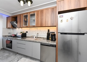 Трехкомнатная квартира с отдельной кухней и видом на город и горы