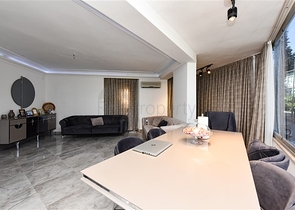 Трехкомнатная квартира с отдельной кухней и видом на город и горы