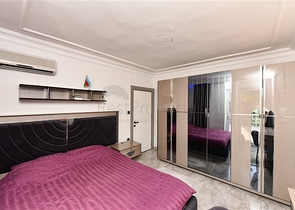 Трехкомнатная квартира с отдельной кухней и видом на город и горы