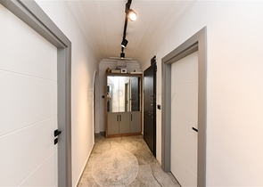 Трехкомнатная квартира с отдельной кухней и видом на город и горы