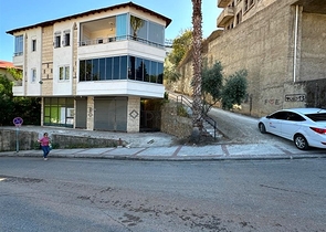 Трехкомнатная квартира с отдельной кухней и видом на город и горы