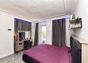 Трехкомнатная квартира с отдельной кухней и видом на город и горы