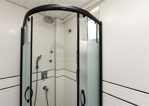 Трехкомнатная квартира с отдельной кухней и видом на город и горы