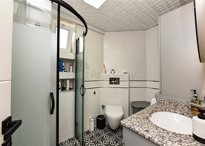 Трехкомнатная квартира с отдельной кухней и видом на город и горы