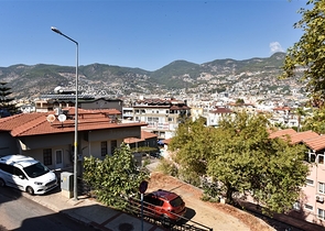 Трехкомнатная квартира с отдельной кухней и видом на город и горы