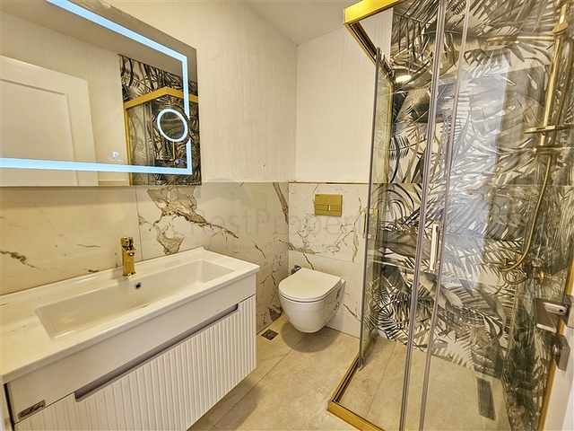 Просторная квартира 4+1 с современным дизайном в районе Махмутлар