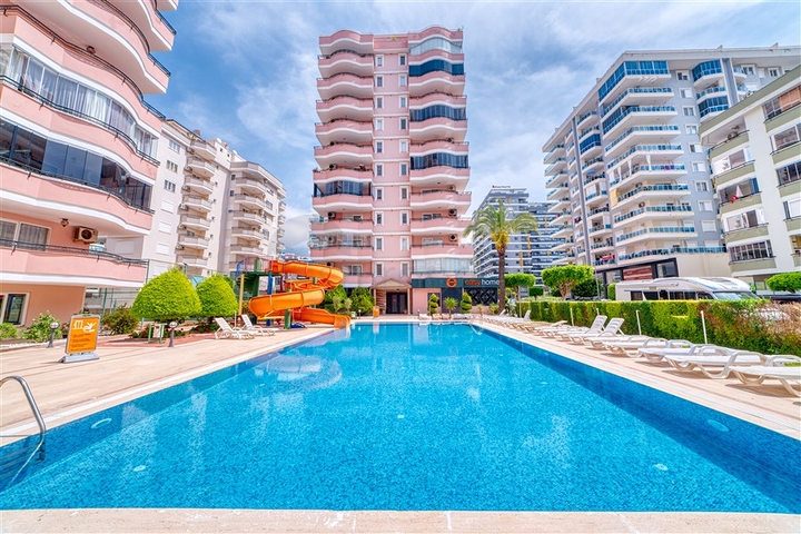 Просторная квартира 4+1 с современным дизайном в районе Махмутлар