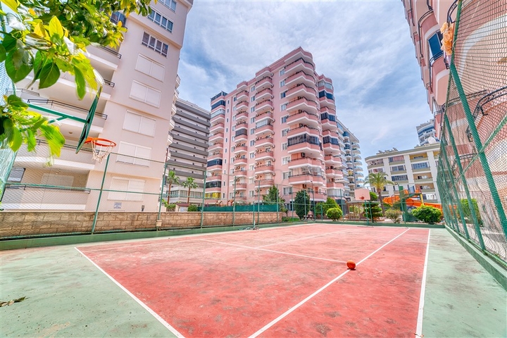 Просторная квартира 4+1 с современным дизайном в районе Махмутлар