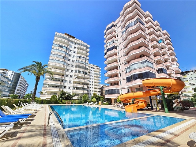 Просторная квартира 4+1 с современным дизайном в районе Махмутлар