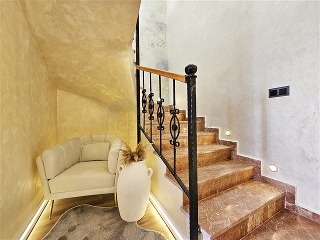 Просторная квартира 4+1 с современным дизайном в районе Махмутлар