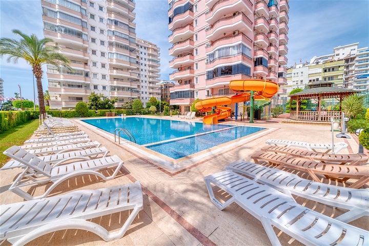 Просторная квартира 4+1 с современным дизайном в районе Махмутлар