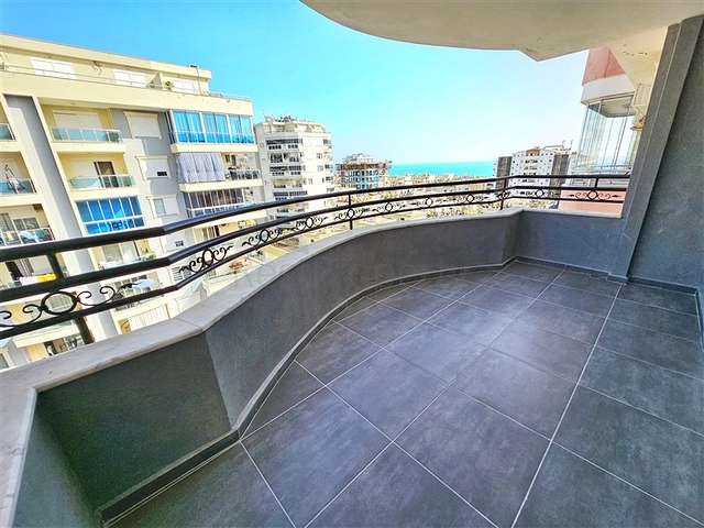 Просторная квартира 4+1 с современным дизайном в районе Махмутлар