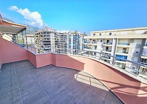 Просторная квартира 4+1 с современным дизайном в районе Махмутлар