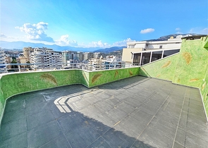 Просторная квартира 4+1 с современным дизайном в районе Махмутлар