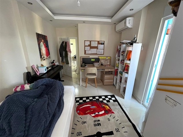 Просторная трехкомнатная квартира в пешей доступности к морю в открытом под ВНЖ районе Тосмур