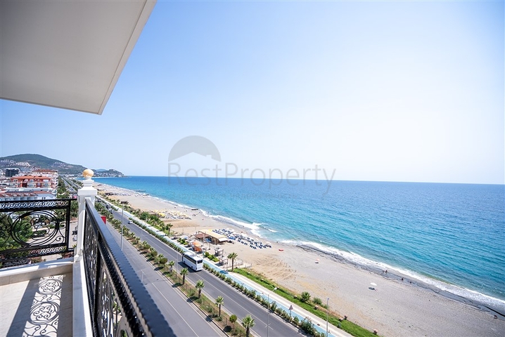 Просторный двухэтажный пентхаус под гражданство на первой береговой линии 