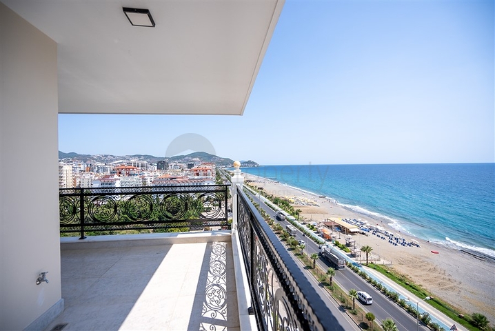 Просторный двухэтажный пентхаус под гражданство на первой береговой линии 