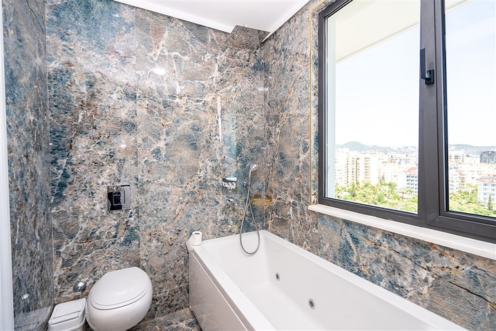 Просторный двухэтажный пентхаус под гражданство на первой береговой линии 