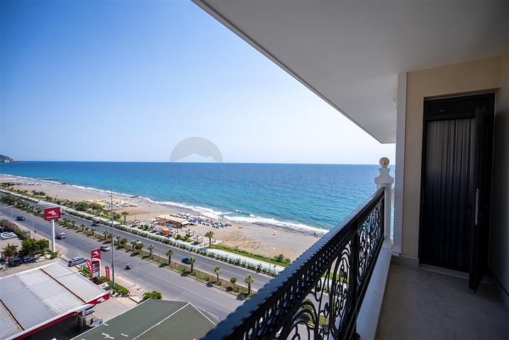 Просторный двухэтажный пентхаус под гражданство на первой береговой линии 