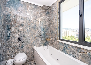 Просторный двухэтажный пентхаус под гражданство на первой береговой линии 