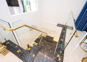 Просторный двухэтажный пентхаус под гражданство на первой береговой линии 