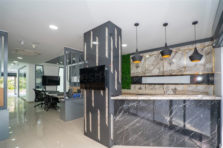 Оборудованный просторный офис в бизнес-центре в районе Оба