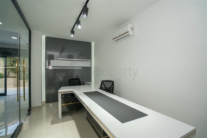 Оборудованный просторный офис в бизнес-центре в районе Оба