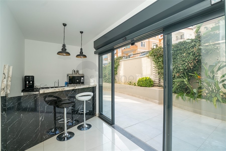 Оборудованный просторный офис в бизнес-центре в районе Оба