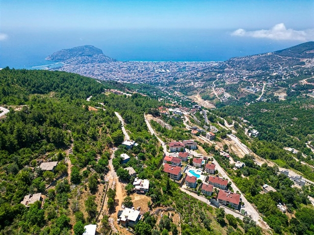 Мебелированная просторная квартира в комплексе с видом на море и горы