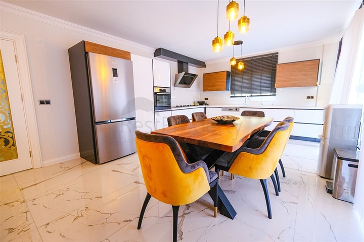 Мебелированная просторная квартира в комплексе с видом на море и горы