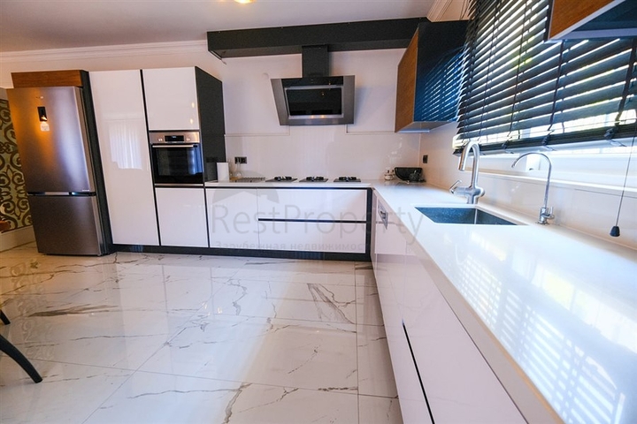 Мебелированная просторная квартира в комплексе с видом на море и горы