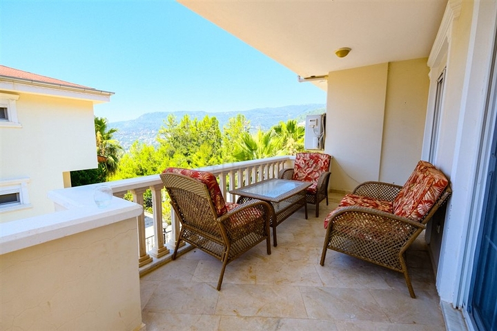 Мебелированная просторная квартира в комплексе с видом на море и горы