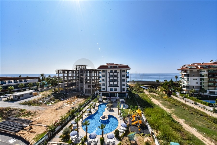 Пентхаус 3+1 с отдельной кухней на первой береговой линии в Кестеле