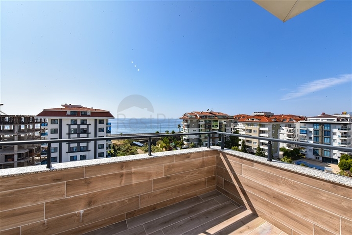 Пентхаус 3+1 с отдельной кухней на первой береговой линии в Кестеле