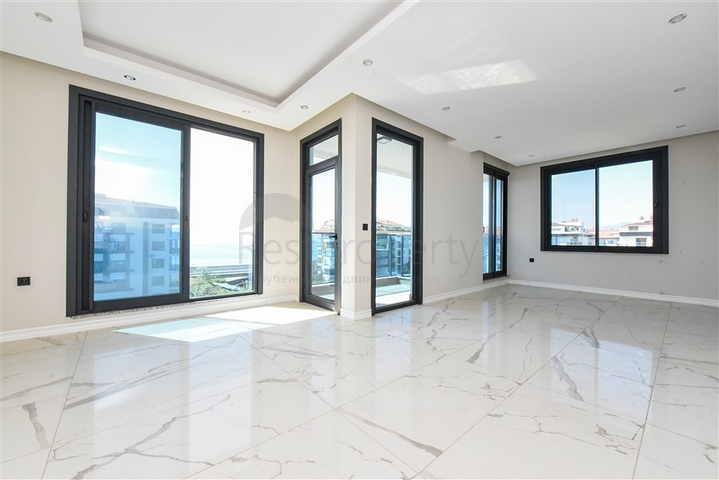 Пентхаус 3+1 с отдельной кухней на первой береговой линии в Кестеле