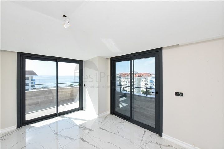 Пентхаус 3+1 с отдельной кухней на первой береговой линии в Кестеле