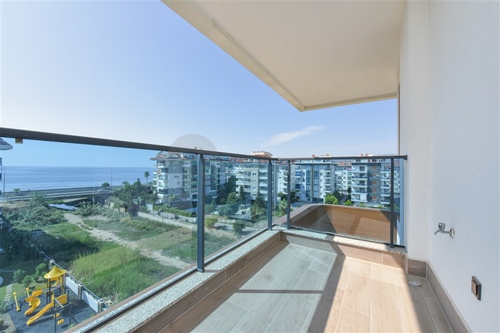 Пентхаус 3+1 с отдельной кухней на первой береговой линии в Кестеле