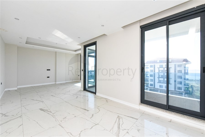 Пентхаус 3+1 с отдельной кухней на первой береговой линии в Кестеле