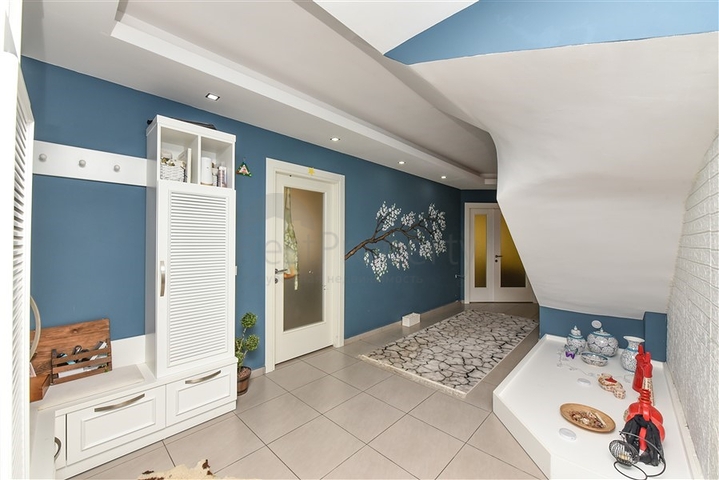 Пентхаус планировкой 4+1 с отдельной кухней в районе Оба