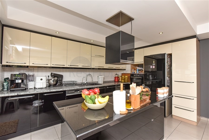 Пентхаус планировкой 4+1 с отдельной кухней в районе Оба