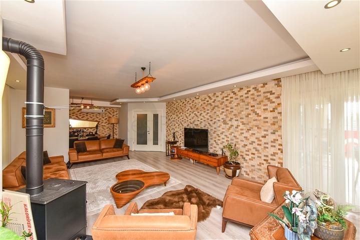 Пентхаус планировкой 4+1 с отдельной кухней в районе Оба